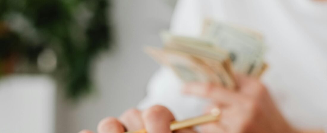 Pequenos Hábitos que Ajudam a Economizar Todos os Meses