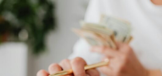 Pequenos Hábitos que Ajudam a Economizar Todos os Meses