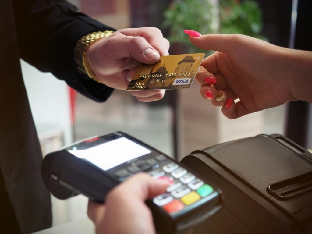 Erros aos pagar tudo no cartão de crédito podem te deixar com dividas sem perceber.
