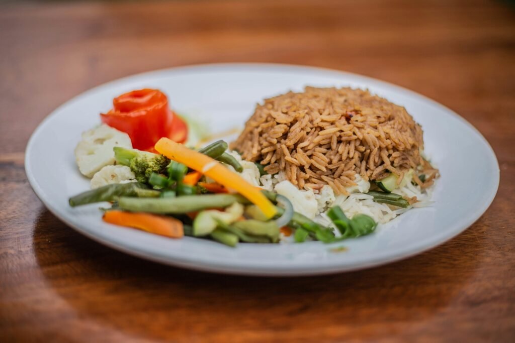 Exemplo de prato saúdavel com arroz integral e vegetais